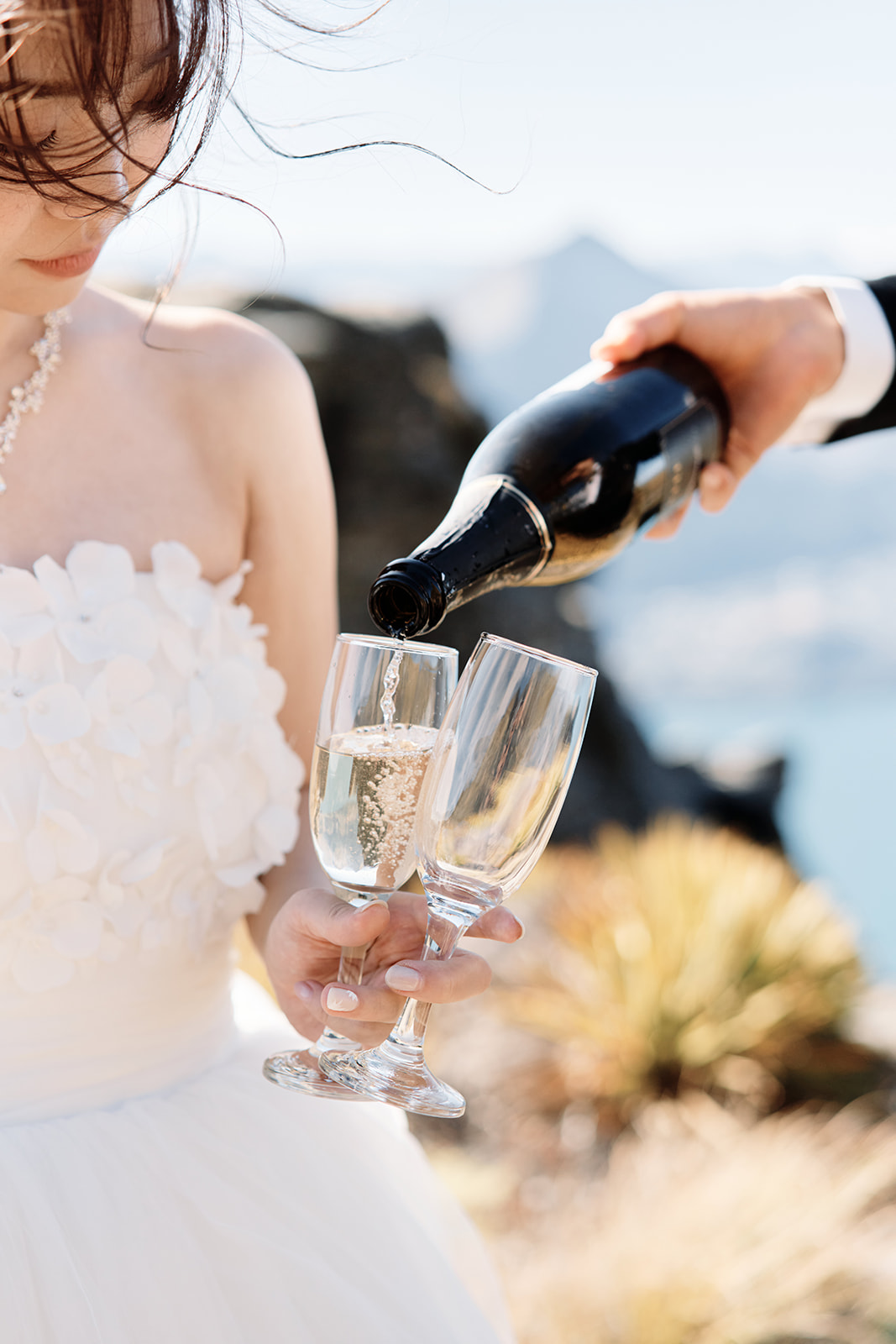 Queenstown Wedding Photographer A クイーンズタウン結婚式 with the bride and groom pouring wine into glasses.